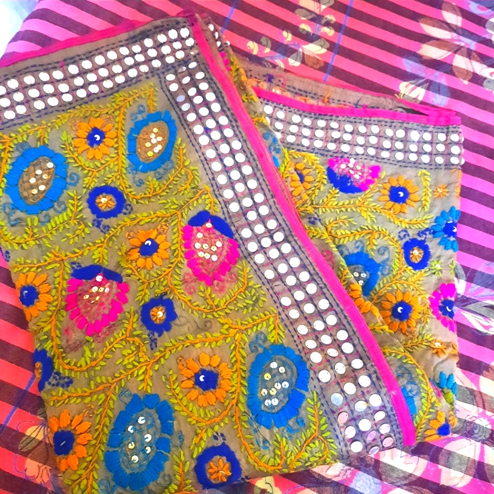 Fulkari dupatta - Picture 7 of 11